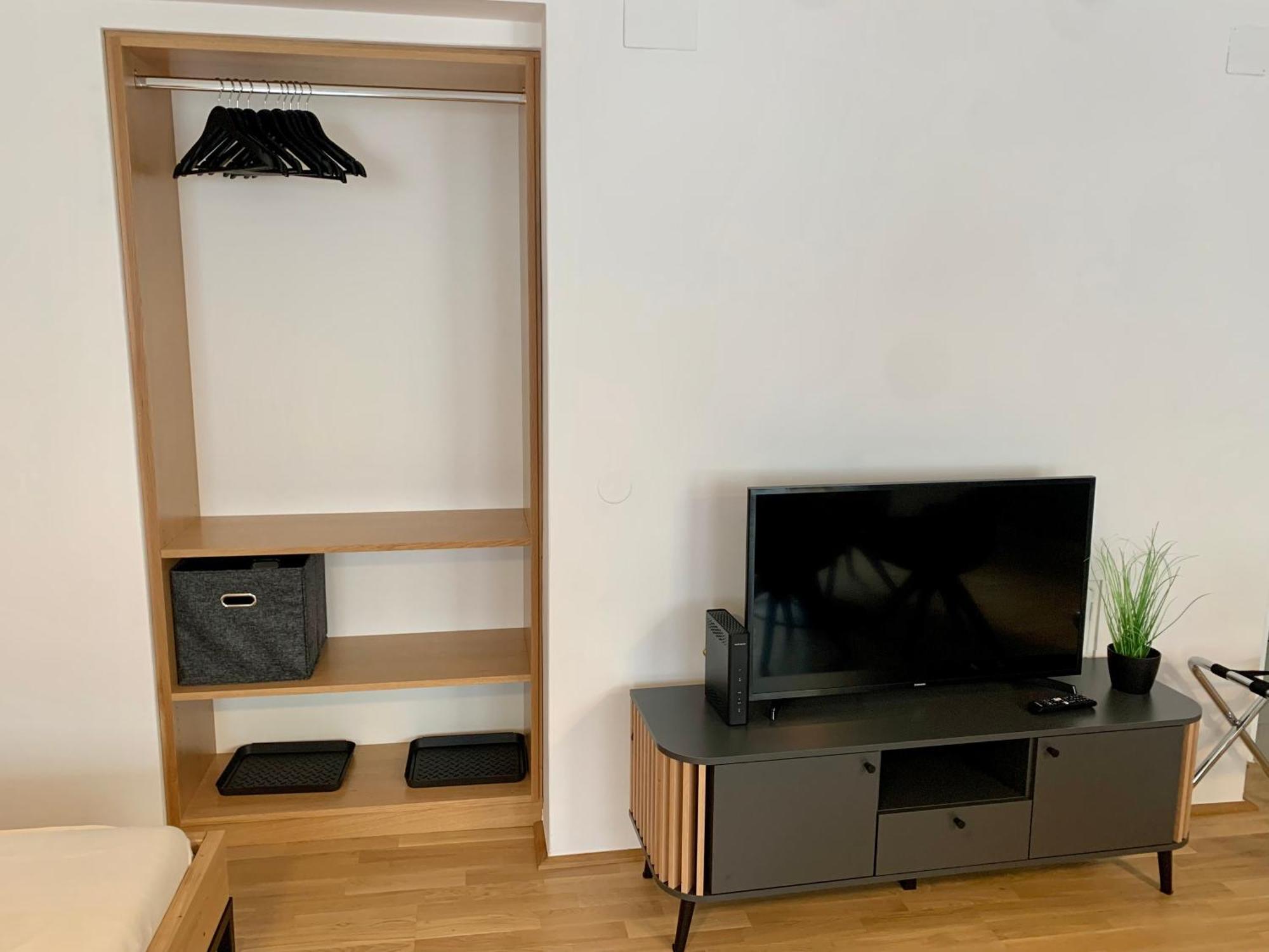 Air-Conditioned, Quiet Apartment With A Terrace In Center Of St Poelten - Smart Tv Sankt Poelten Exterior photo